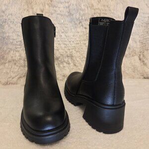 NWOT Sugar Women’s Black Abruzzi Lug Sole Zippered Ankle Boots - 7.5